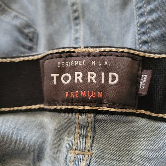 Torrid Jeans Premium Woman's size 16 Medium Wash Stretchy Waist Great Looking - Picture 3 of 10